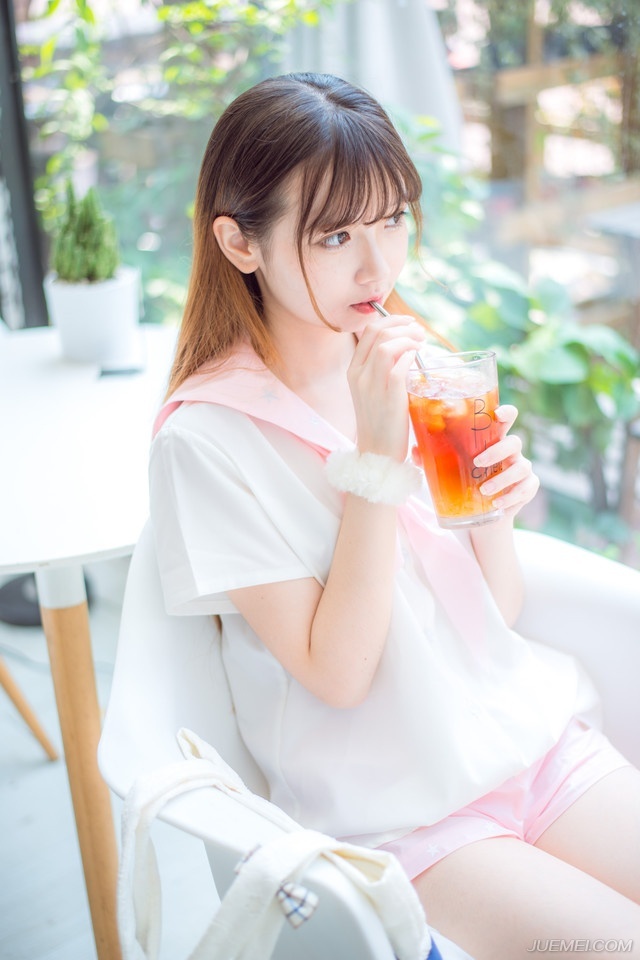 姐妹俩依言进来，大乔担忧的看了小乔一眼，连忙向吕布道：“夫君，妹妹她只是……毕竟当年也算相识一场，并不是……”